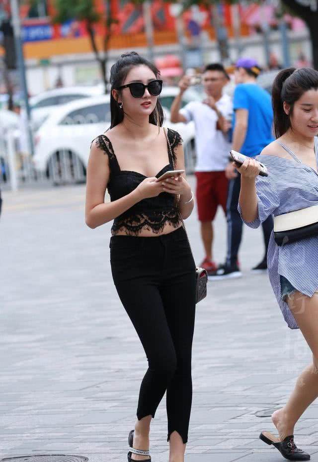 素人街拍: 吊带蕾丝T展现大好身材, 图四小姐姐让男人疯狂