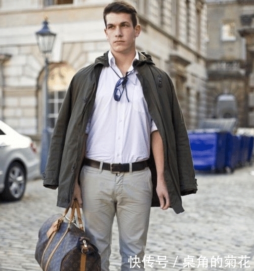 为啥中国人出门爱“拖箱子”？背个书包多方便，网友：你不懂女人