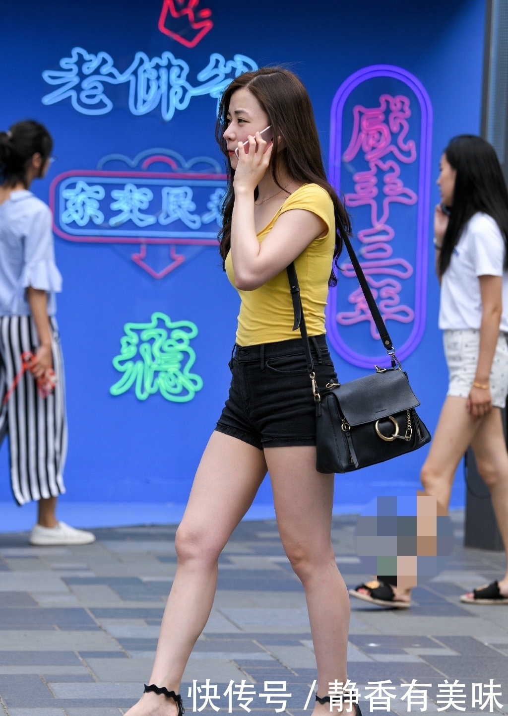「 美女」展现时尚性感魅力,美女短裤搭配高跟鞋
