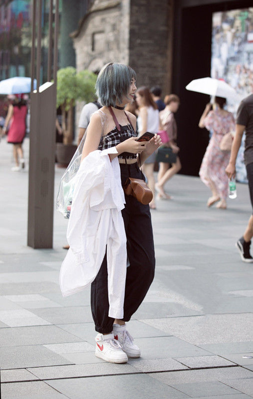 重庆街拍:超美的黄色碎花雪纺长裙搭配发夹，百花中的一枚美仙子