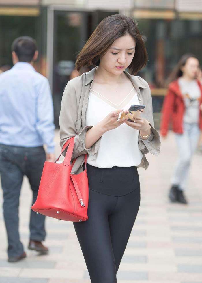 街拍: 光滑贴身的紧身裤, 小姐姐穿的很好看