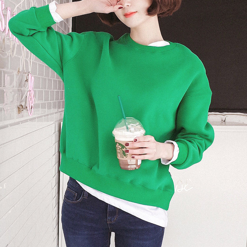 现在的女人穿衣真大胆，不穿贴身直接穿卫衣，性感迷人显腿长