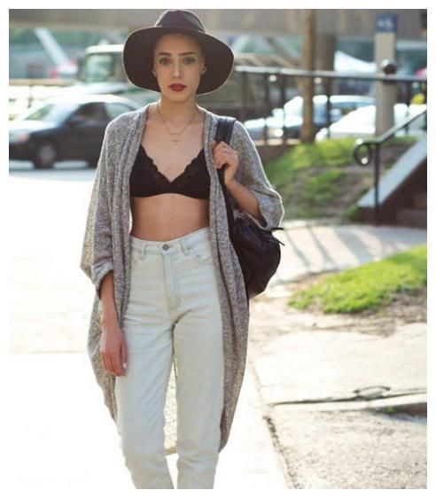 街拍：身姿如此傲人的美女，能多看一眼就觉得是自己赚大了