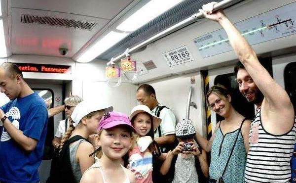 英国游客评价三国地铁:印度安静,日本干净,中国1字