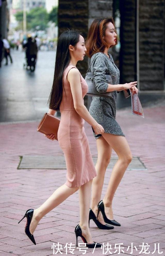  [气质]街拍：搭配着一双黑色的尖头高跟鞋，让黑色的搭配也显得格外的有气质