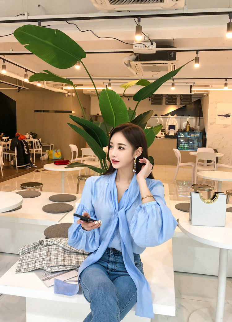 【与众不同】街拍:气质出众的牛仔裤美女,时尚展现出与众不同的魅力