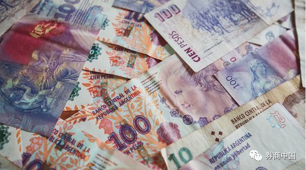 这些央行们坐不住了!紧急加息1500个基点难挡比索急跌,新兴市场