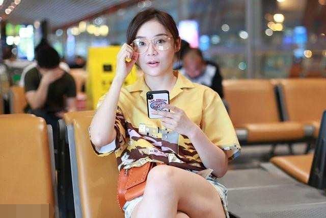 袁珊珊穿短裤欲秀腿，却被吐槽大小腿一样粗
