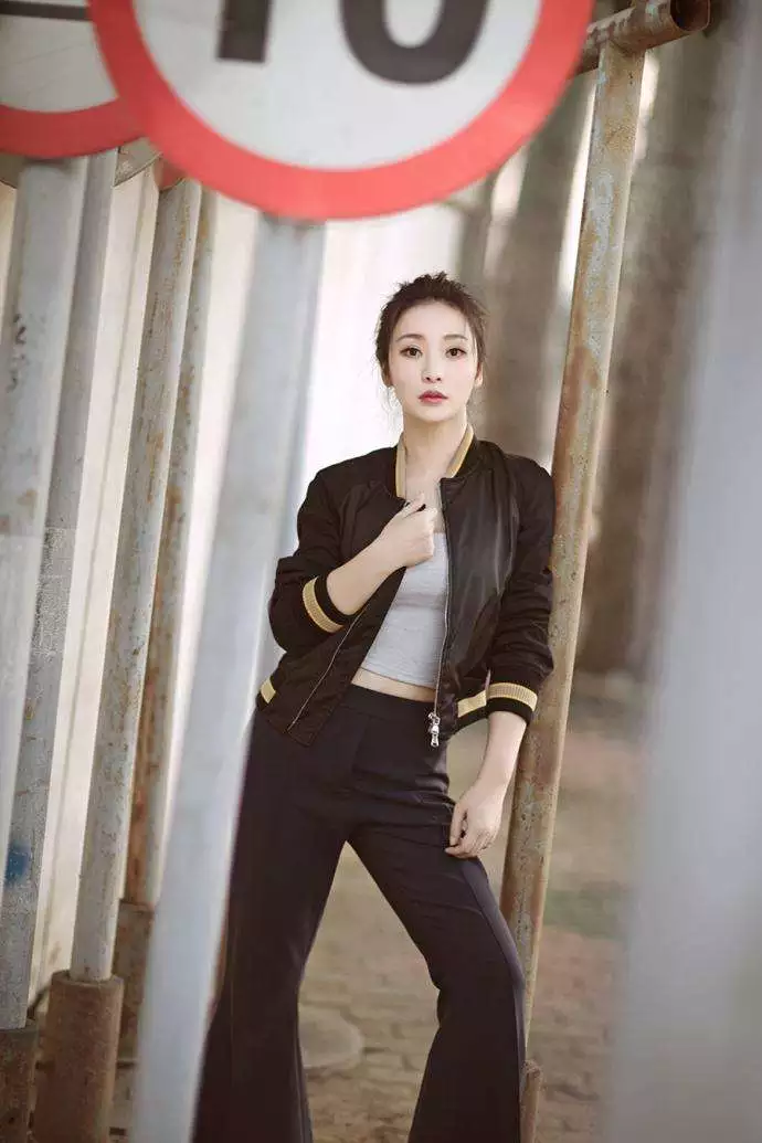 柳岩厉害了，T恤往身上一扭立马变成紧身衣搭配短裤秀S曲线吸睛