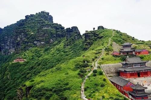 堪称中国最难建造的寺庙，建造于山顶的顶峰，海拔高达2493米