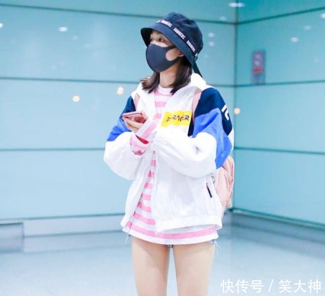 段奥娟也是蛮接地气的，衬衫当裙子穿就算了，袜子搭拖鞋很暴击！