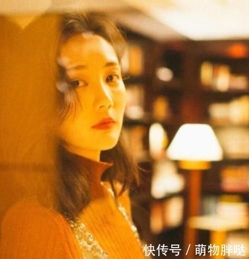 # 李一桐穿着#却敢挑战吊带抹胸裙,看到后背的裙带我懂了,李一桐只有82斤