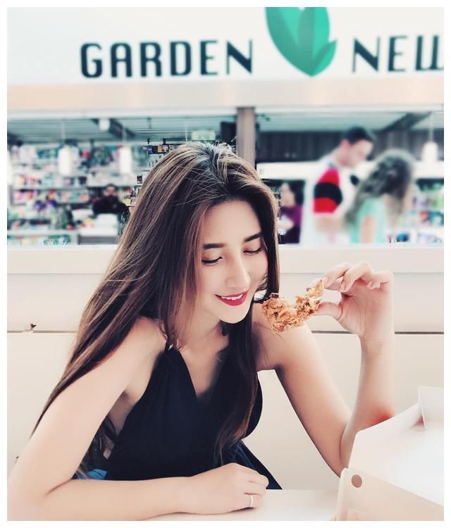 人像摄影：红色碎花裙美女，性感撩人，宅男女神