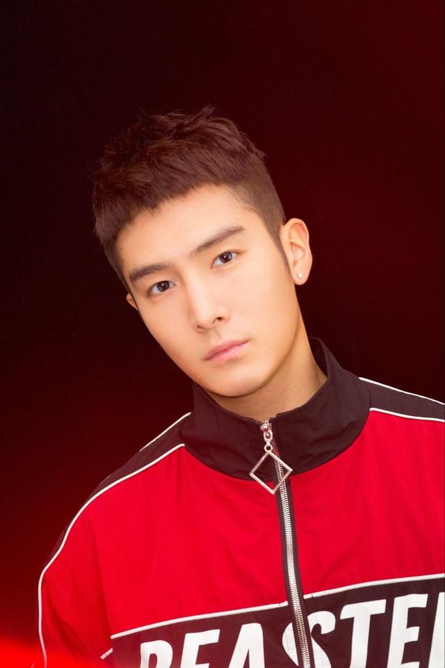 盛一伦身穿红色系秋装，火焰一般的帅，真有冲击力！