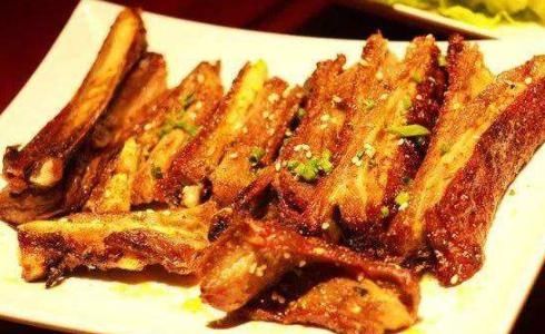  『美味』想吃烤羊排，自己在家也能做！教你2招，烤出羊排外酥里嫩不油腻