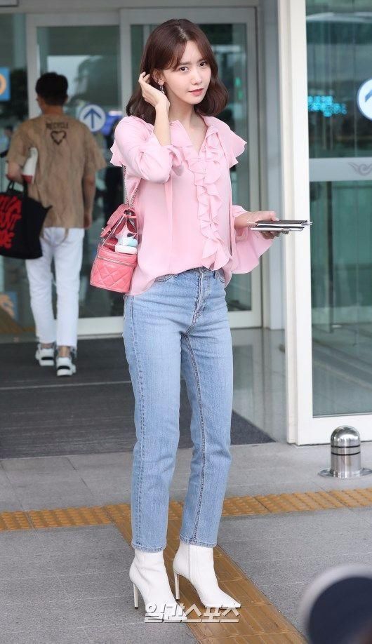 赵丽颖够猛的！吊带连衣裙拉得太低了网友：这尺寸不是一般的大！