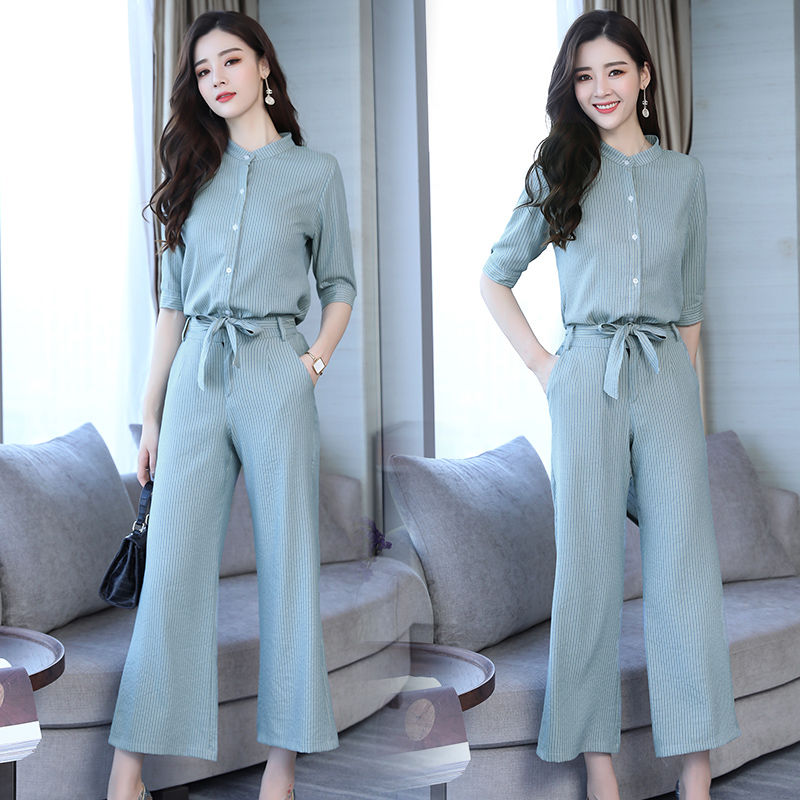 嫂子去香港旅游，回来穿的时尚套装太迷人啦!举手投足满满女神范