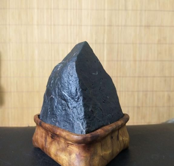 欣赏天然奇石,作品以小示大巍巍壮观,恍如置身大自然的万千气象