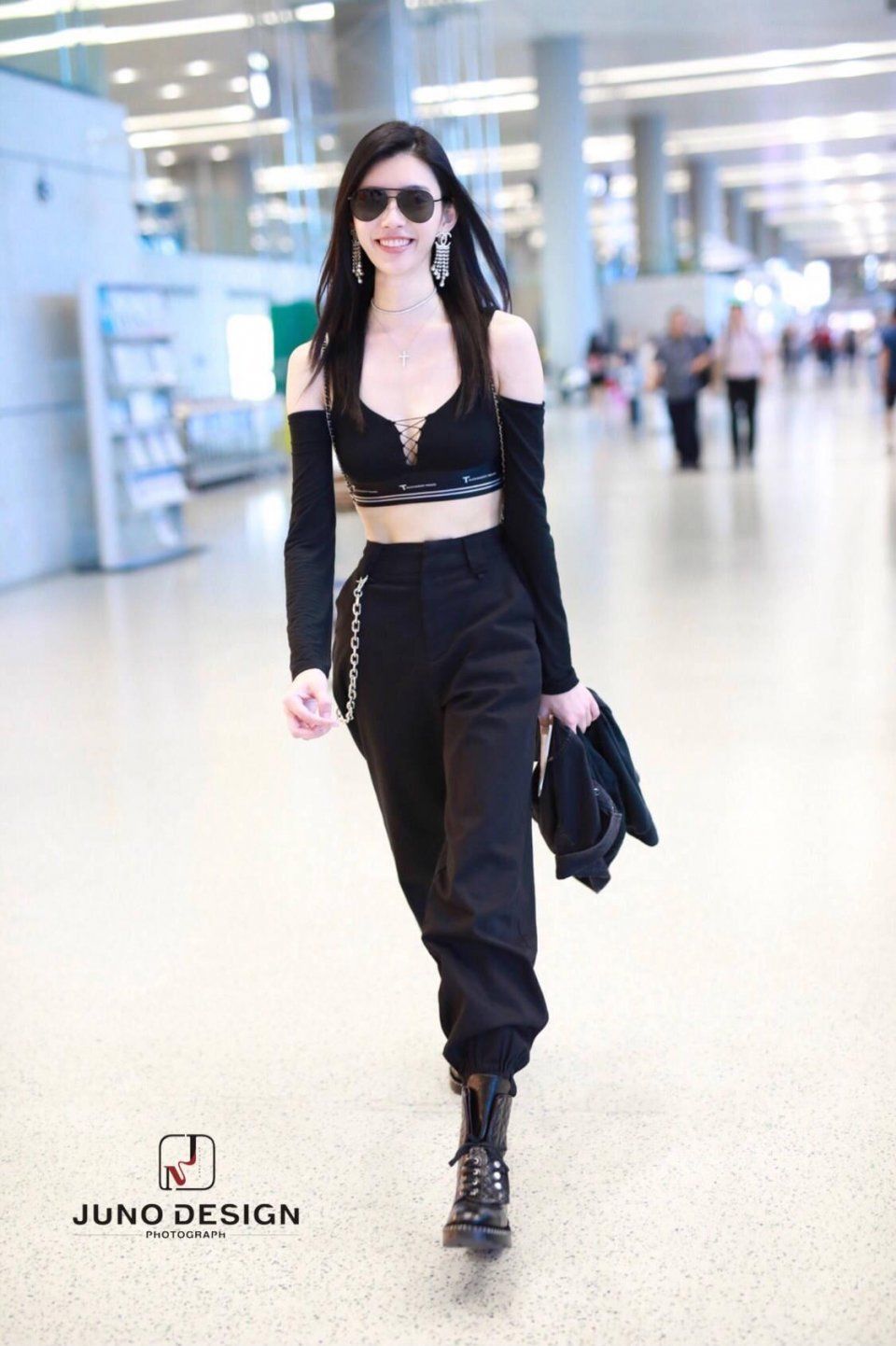 奚梦瑶绝对是最敢穿的女明星!能露的地方全露，连刘雯都比不过她