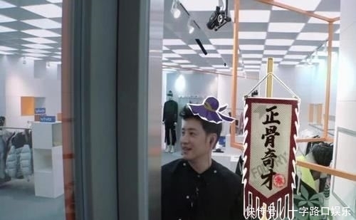 『发生』潘玮柏工作中膝盖疼痛难忍,有谁注意下一秒发生了啥?又心疼又好笑