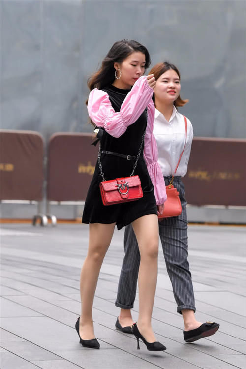  [黑色]路人街拍：气质出众的长发女神，粉红色和黑色搭配起来真的很好看！