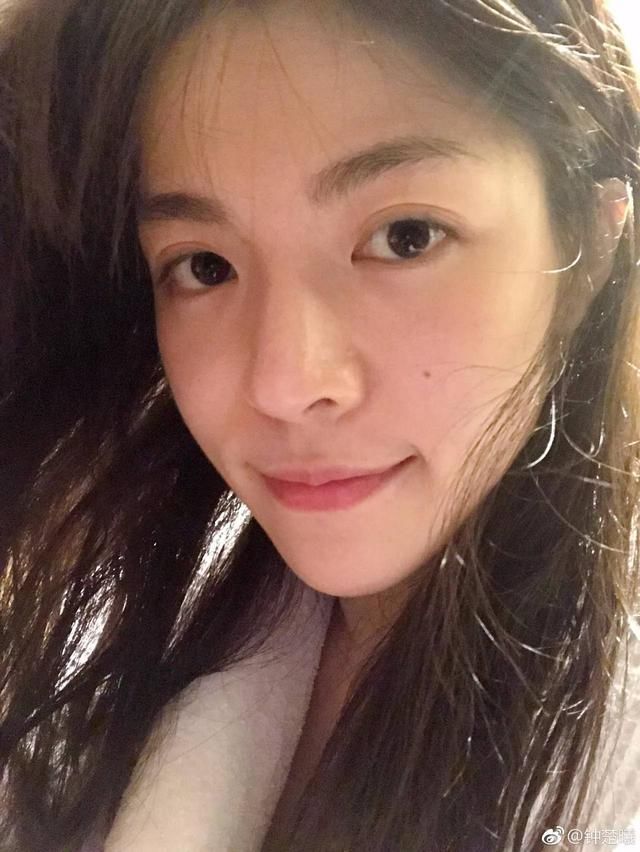 被誉为最美高级脸的钟楚曦，直播卸妆洗脸!