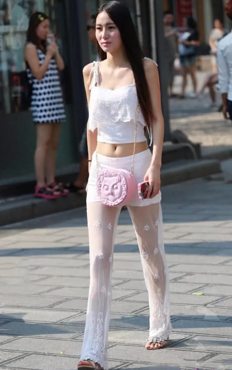 气质小姐姐透视装大显性感身材，路过的大妈都忍不住要停下来看一