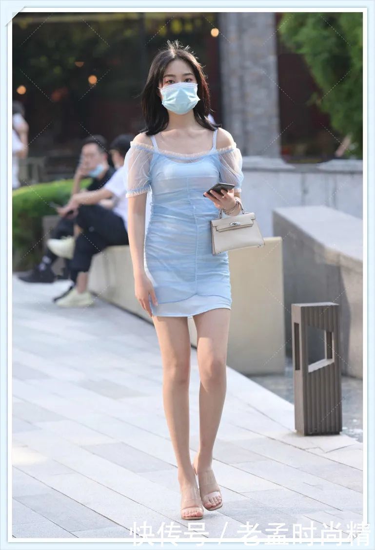 气质|街拍:薄纱一字肩短裙搭配高跟鞋,穿出知性迷人的气质