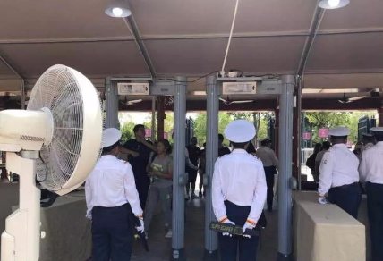 上海迪士尼新规执行，建议游客自行开包