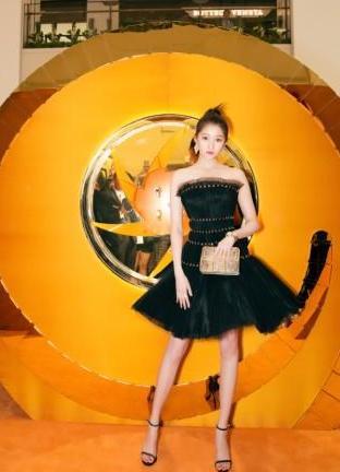 关晓彤黑色低领薄纱裙仙气满满，胸口隐隐露出粉色，好诱惑