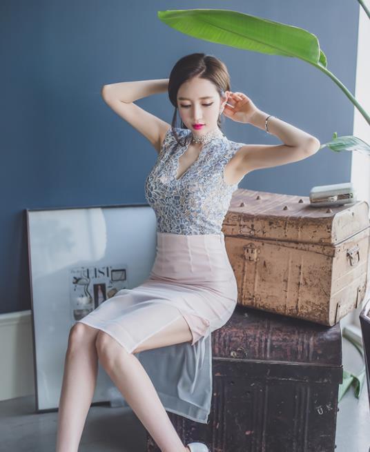  粉色|李妍静，一件复古短袖配粉色半身裙