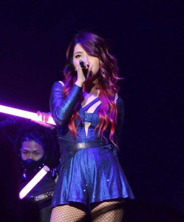 张韶涵把皮裤穿出了刘雯般的高级感, 邓紫棋换上渔网裤效果也神奇