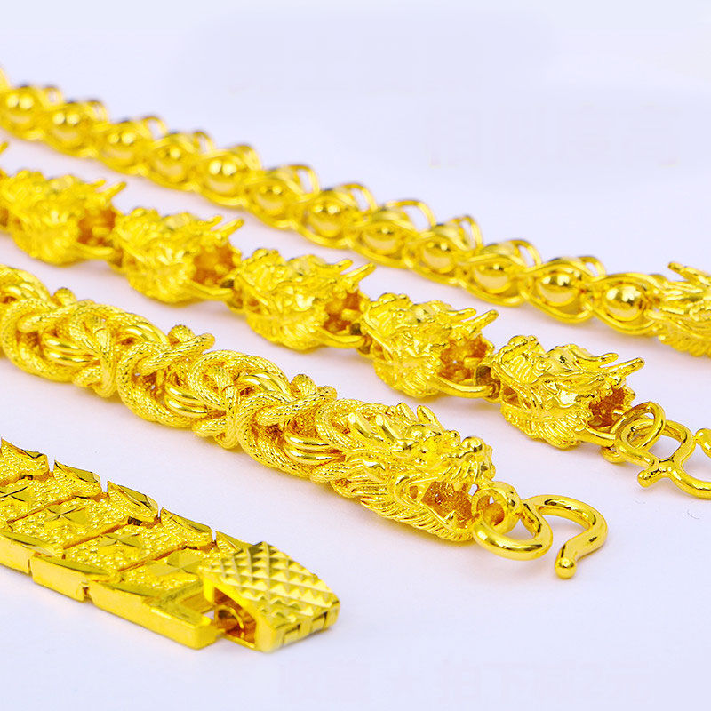 如今大家都不爱戴真的黄金，都爱戴这种越南沙金链，豪气又体面