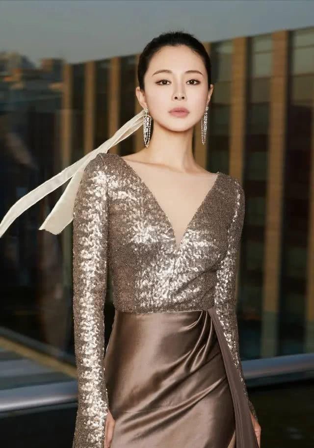 「 感觉」穿露背长裤秀小蛮腰，可她脸早就僵了啊！，关悦为了证明自己年轻