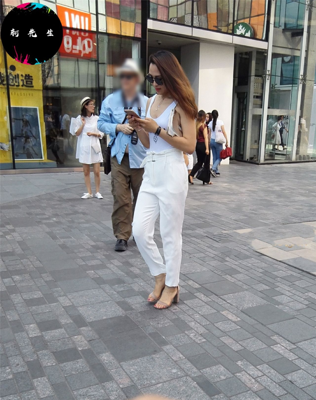 街拍“最后一位是我见过最美的女生，可是她刚从夜店出来”