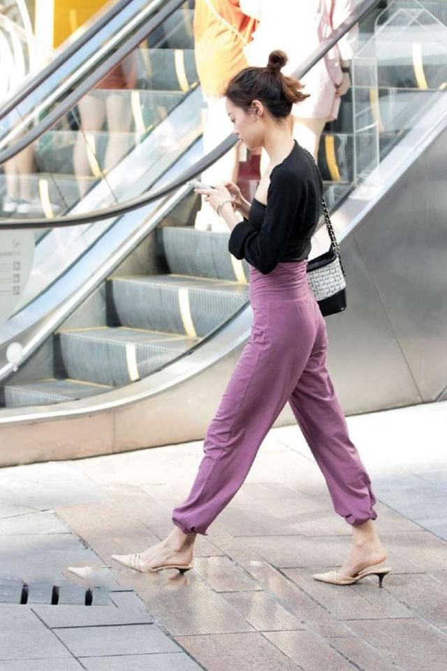 靓丽街拍：圆臀穿抹胸美女，看着苗条纤瘦，其实也挺丰润的！