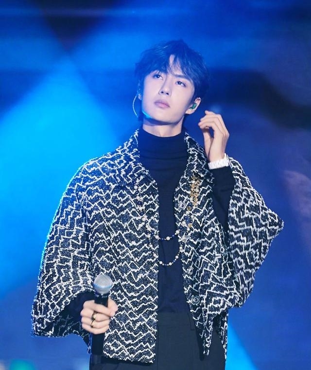 王一博跨年演唱会造型