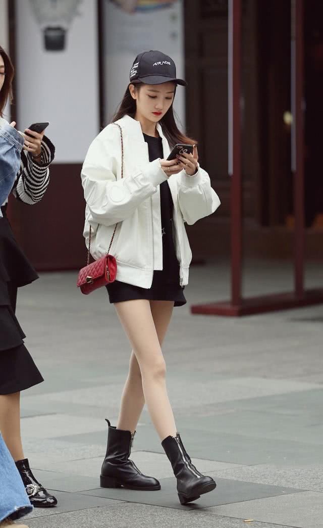 街拍美女平凡气息，这连衣裙衬托的好高贵