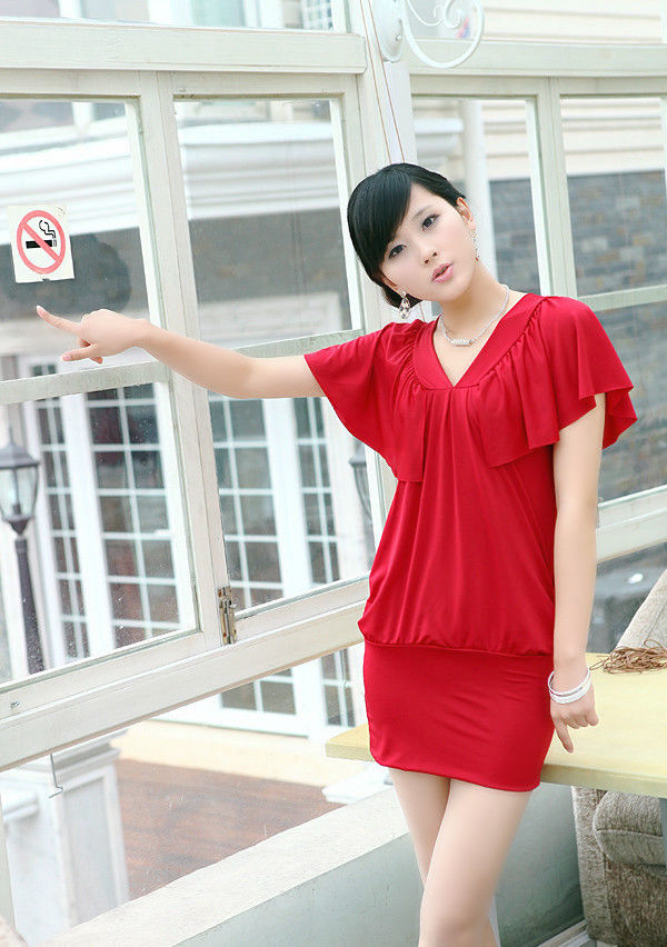 一个青春而美丽的时尚文静气质美女