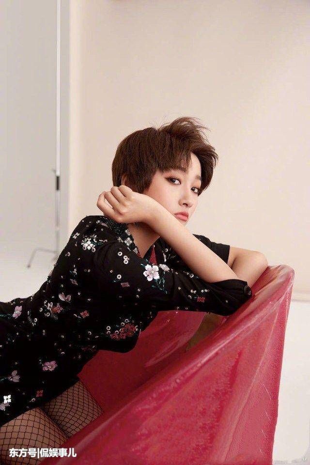 关晓彤为博眼球太拼!超短裙配黑丝袜，网友:鹿晗口味挺重啊!