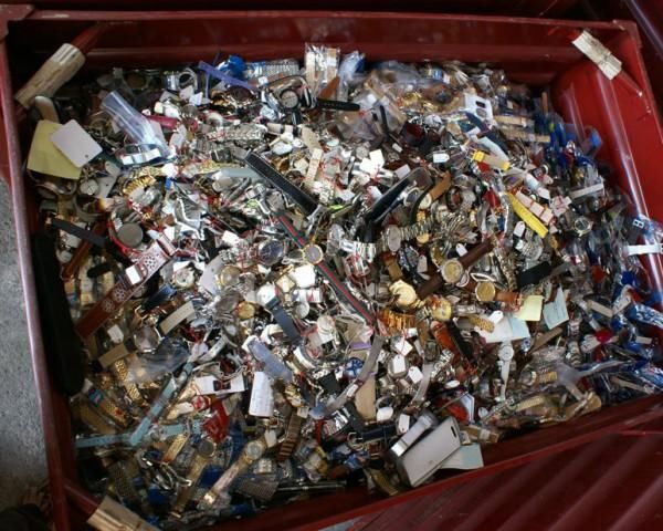 广州站西查获价值数亿元高仿表!让人感叹是这些表竟能远销欧洲?