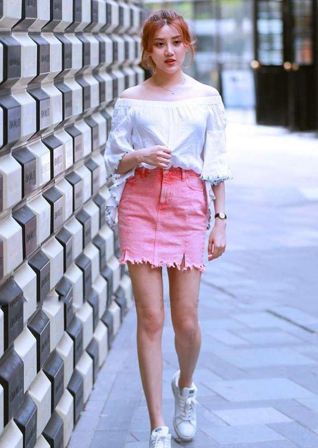 简约白色T恤,将美女肤色显的好白,浅浅的笑容笑出女神范