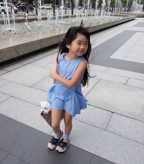 惊讶grace的转变,没想到才过了5年,就从包子妹变成亭亭玉立的小少女