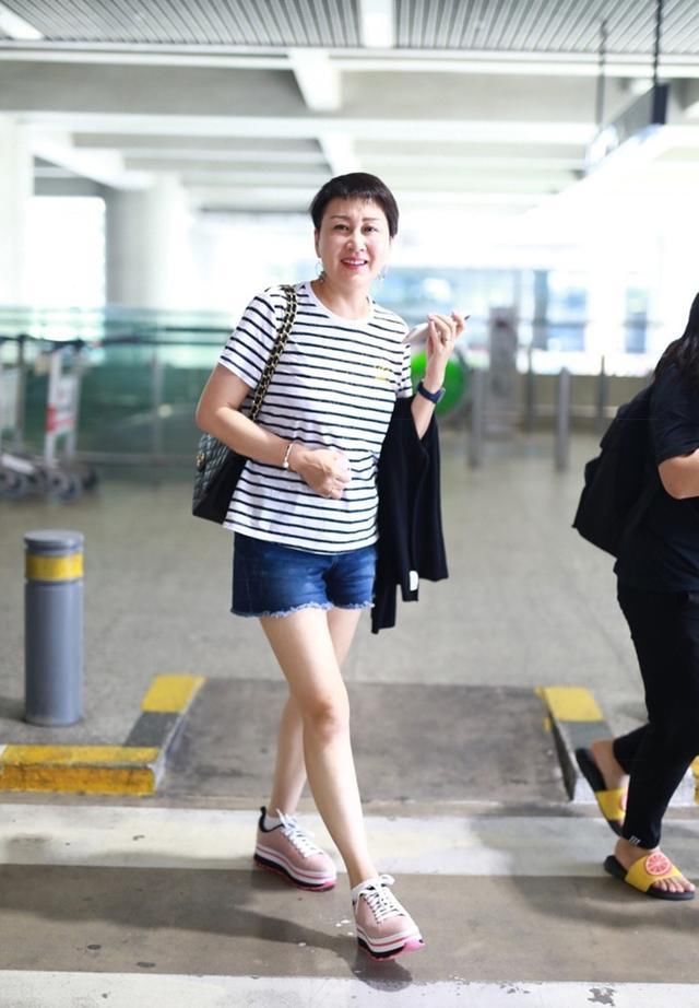 张凯丽真有勇气，又穿这么短的短裤出门，哪个55岁奶奶敢这样穿？