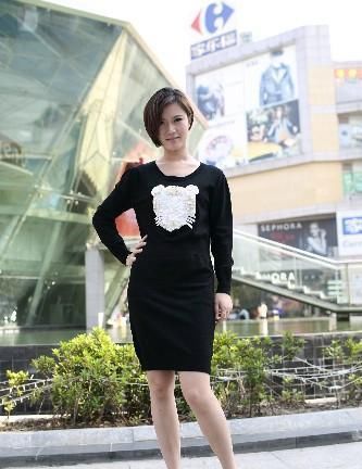 街拍:吊带小短裙，不仅秀肩还秀腿。委婉秀出女神气质!