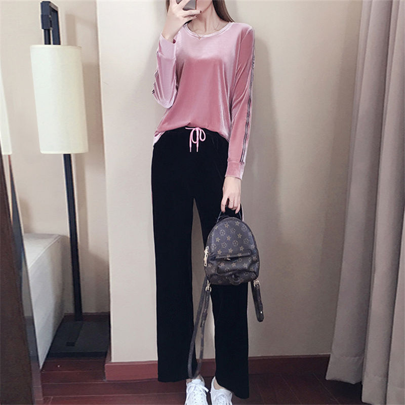 如今女人，出门别穿裙子了!瞧下图女人穿当下“秋衫”嫩减18岁