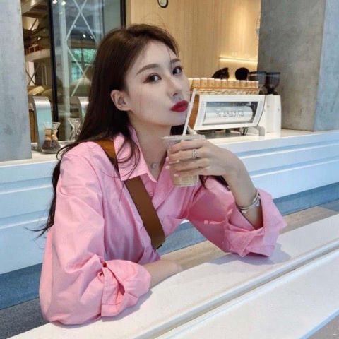 #粉色#温婉粉色系时尚穿搭,身着粉色衬衣搭配皮裙,清新的不要太靓丽了