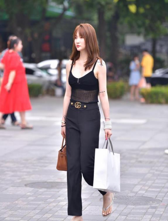 「 美女」靓丽穿搭,时尚可人!,街拍美女:身材高挑的小姐姐