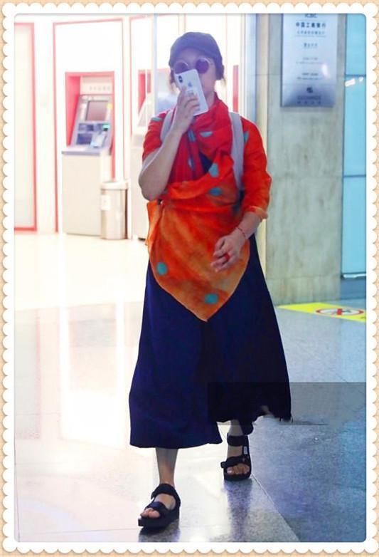 本以为Hebe把丝巾当披肩够时髦了，可看到周迅的穿法，我沉默了！