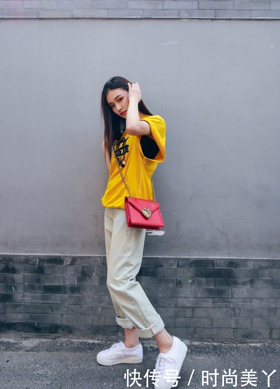 林允穿件蓝T就敢上街，大长腿超抢镜，网友：终于做回自己了！